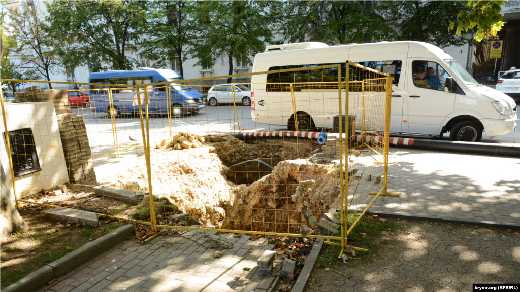 Земляные работы возле Севастопольского драматического театра имени Луначарского