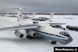 Российский военно-транспортный самолет Ил-76 на аэродроме «Северный». Россия, Иваново, январь 2022 года