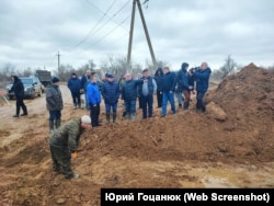 В поселке Героевское на Нимфейской дороге отсыпают новую дамбу, чтобы предотвратить затопление жилых домов, 18 января 2024 года. Фото со страницы Юрия Гоцанюка