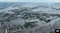 Дома под водой в затопленном районе Херсона, 10 июня 2023 года