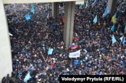 Митинг против сепаратизма около Верховного Совета АР Крым. Симферополь, 26 февраля 2014 года