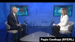 Генеральный секретарь НАТО Йенс Столтенберг и журналистка Радіо Свобода Зоряна Степаненко. Брюссель, 3 апреля 2023 года