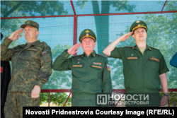 Дмитрий Келов (справа) и Дмитрий Зеленков (в центре). Фотография "Новости Приднестровья", 29 июля 2022 года