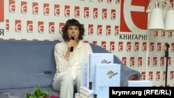 Анастасия Левкова во время презентации книги «За Перекопом есть земля» в магазине «Книгарня Є». Киев, 27 мая 2023 года