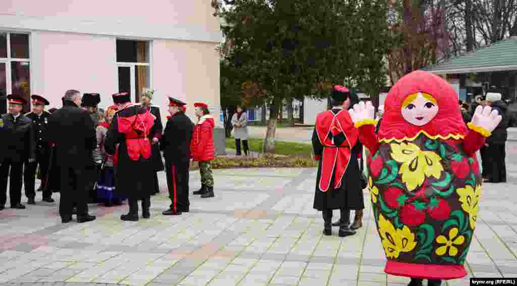 Казаки и живая матрешка стали главным атрибутом праздника