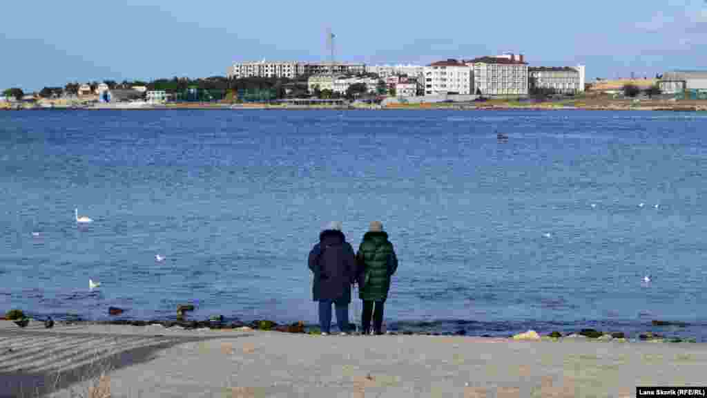 Женщины любуются пейзажем и дышат свежим морским воздухом