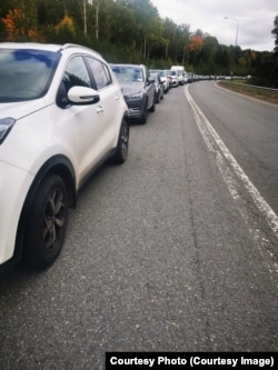 Очередь из автомобилей на пограничном переезде между Ленинградской областью и Финляндией