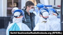 В масках и с градусниками: как в Киеве встречали украинцев из Польши и Чехии (фоторепортаж)