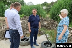 Председатель российского правительства Крыма Юрий Гоцанюк (в центре) в Коктебеле, июнь 2022 года