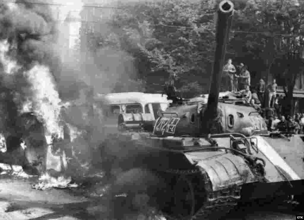 21 avqust 1968-ci il. Praqada Çexoslovakiya radiosunun qarşısında yandırılmış sovet tankı.