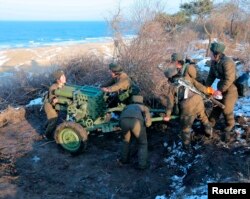 Военнослужащие-женщины армии КНДР на учениях по отражению атаки с моря