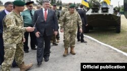 Президент Петр Порошенко во время посещения войсковой части, 28 мая 2016