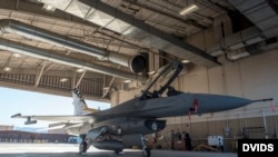 Истребитель F-16 в ангаре на авиабазе Холломан, США. 18 сентября 2019 год