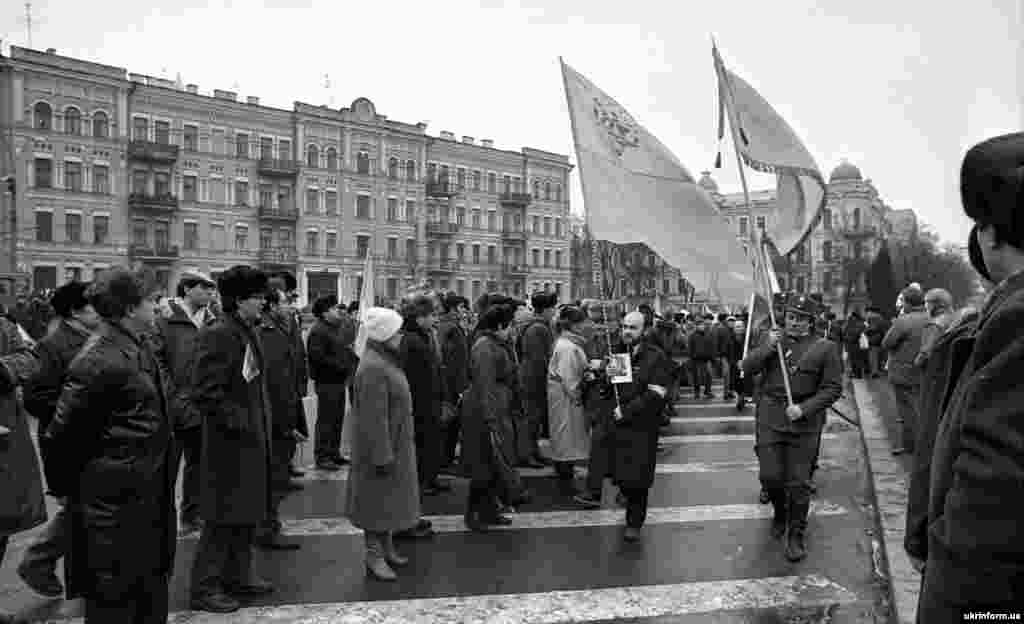 Во время празднования исторического Акта Соединения УНР и ЗУНР в Киеве. На фотографии впереди с флагом и в форме украинского сечевого стрелка &ndash; певец Виктор Морозов, а другой знаменосец &ndash; общественный активист Орест Карелин