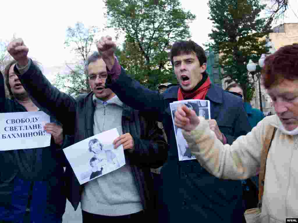 Собравшиеся скандировали "Свободу Светлане Бахминой!"