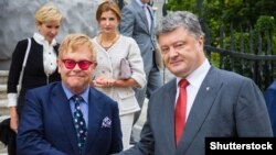 Британский певец сэр Элтон Джон и президент Украины Петр Порошенко