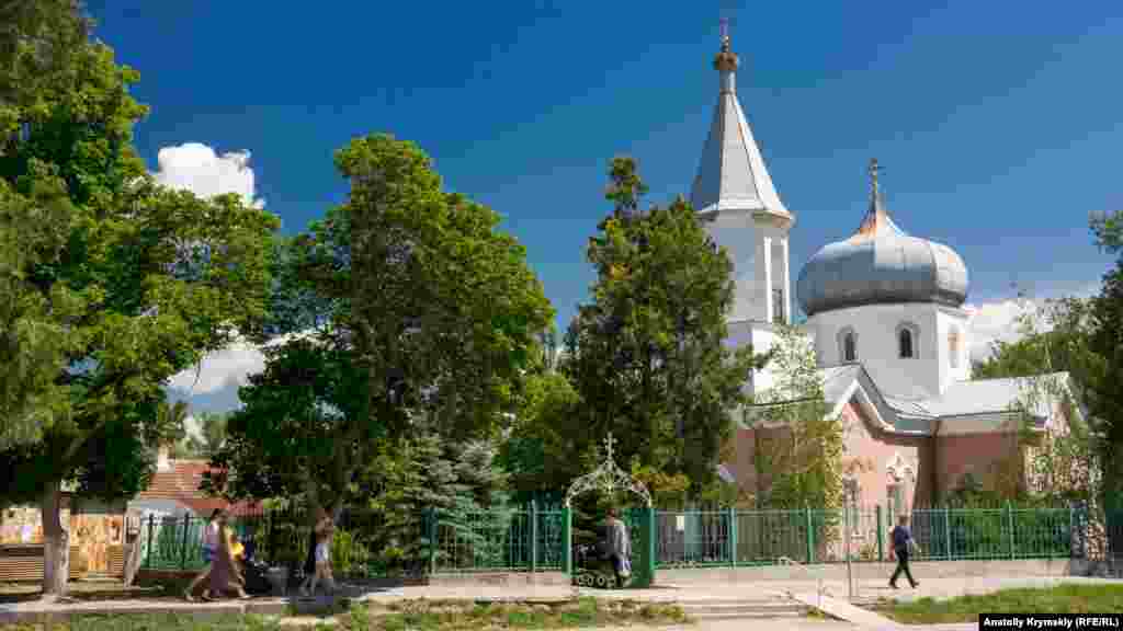 Церковь Николая Чудотворца &ndash; едва ли не главная историческая достопримечательность Зуи. Ее начали возводить в 1834 году, а через 44 года разобрали &ndash; здание обветшало. Новую церковь, которая стоит до сих пор, отстроили на месте старой в 1884 году. В советский период ее использовали как склад, спортзал и библиотеку, а уже при независимой Украине церковь передали УПЦ (МП)