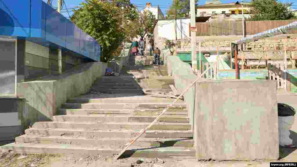 На противоположной стороне площади Захарова лестницу в сторону Старой Северки тоже ремонтируют. Обход затруднителен и местные жители вынуждены ходить через стройку