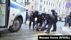 Задержание участника "прогулки оппозиции" в Москве, 2 апреля 2017 г.