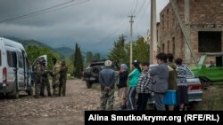 Обыск в доме крымского татарина Юсуфа Тороза в селе Морское, 8 мая 2017 года