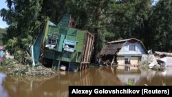 Дома в российском Тулуне после наводнения