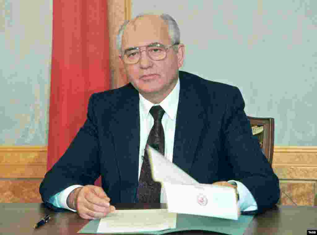 Декабрь 1991 года. Михаил Горбачев подает в отставку с поста президента СССР &ndash; страны, которая к тому моменту перестала существовать. Лауреат Нобелевской премии мира (1990), всегда пользовавшийся большей популярностью на Западе, чем в собственной стране, до конца верил в возможность реформирования коммунистической системы. Однако начатые им преобразования быстро вышли из-под контроля. &nbsp; &nbsp;