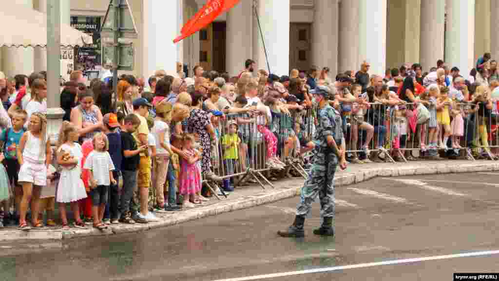 24 июня 2020 года в трех городах в аннексированном Крыму &ndash; в Симферополе, Севастополе и Керчи &ndash; прошли российские военные парады, посвященные 75-й годовщине победы во Второй мировой войне. И хотя через громкоговорители людей, пришедших посмотреть парад, настоятельно просили соблюдать масочный режим и социальную дистанцию, многие не вняли советам