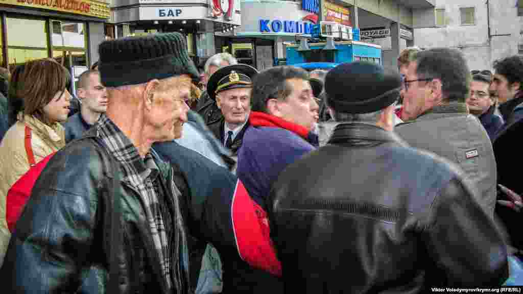 Нередко конфликты перерастали в стычки. А во время выступлений крымских чиновников митингующие кричали, заглушая голоса сиренами и криками: &laquo;Позор властям&raquo;, &laquo;Фашизм не пройдет&raquo;, &laquo;Долой оранжевую власть&raquo;