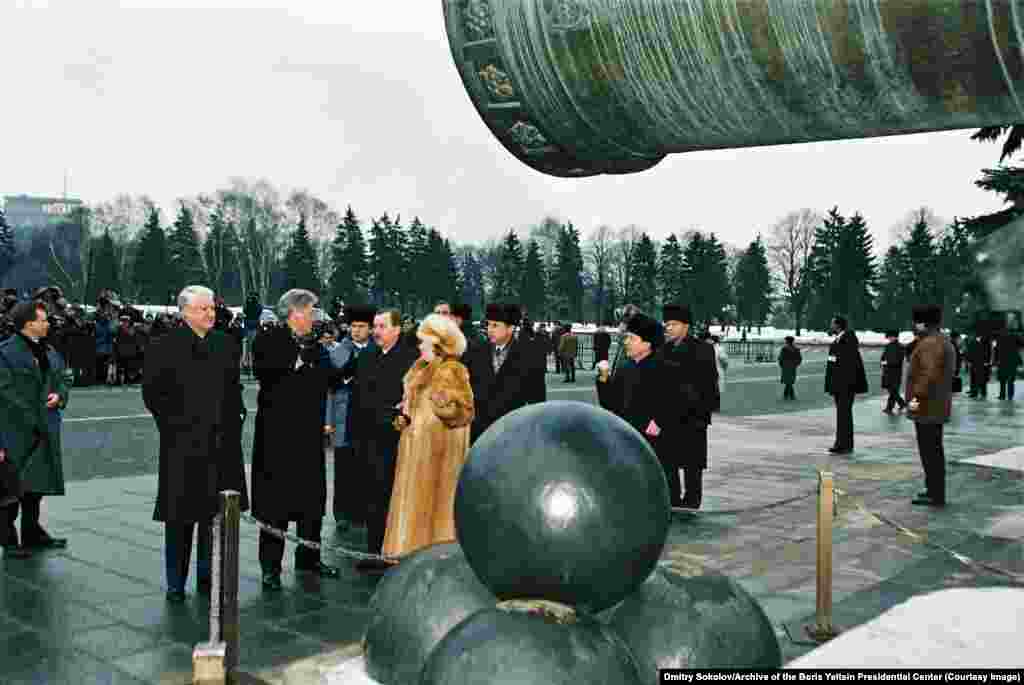 Ельцин и Клинтон перед массивной Царь-пушкой в Кремле в январе 1994 года