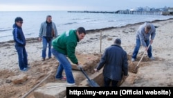 На евпаторийском пляже нашли древнюю могилу. 17 ноября 2017 года