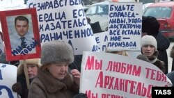 После заявления о намерении стать президентом одного из самых молодых мэров страны мгновенно и безжалостно вытолкнули из политики, он стал фигурантом нескольких уголовных дел, лишился поста и вскоре оказался в тюрьме