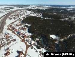 "Лесная поляна". Если присмотреться, то заметно, что никакого асфальтирования нет.