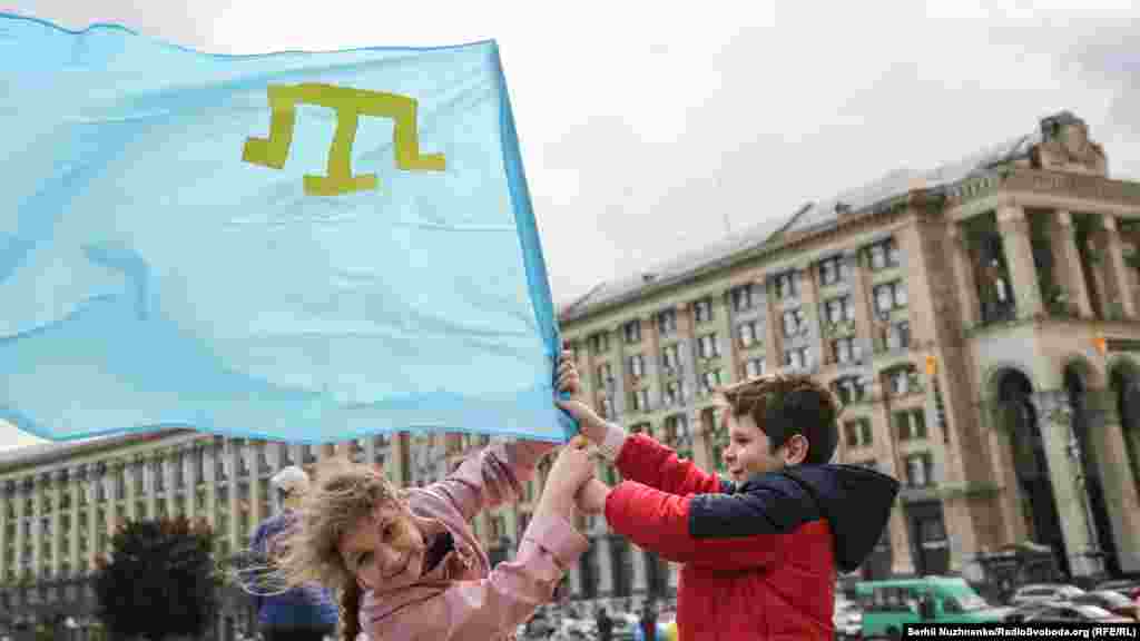 Перед началом акции памяти, по центральным улицам Киева совершили автопробег. Колонна машин под крымскотатарскими флагами проехала по городу