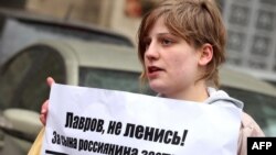 Анастасия Рыбаченко на пикете в Москве в апреле 2011 года