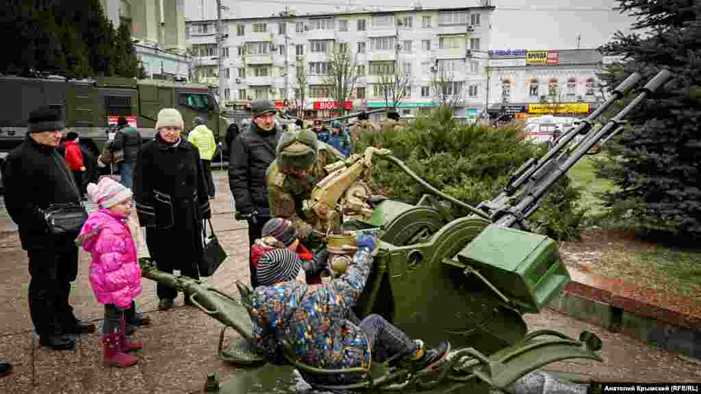 Военные учат детей, как вести себя с военной техникой