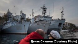 Бывшие украинские военные корабли с закрашенными названиями в бухте Севастополя