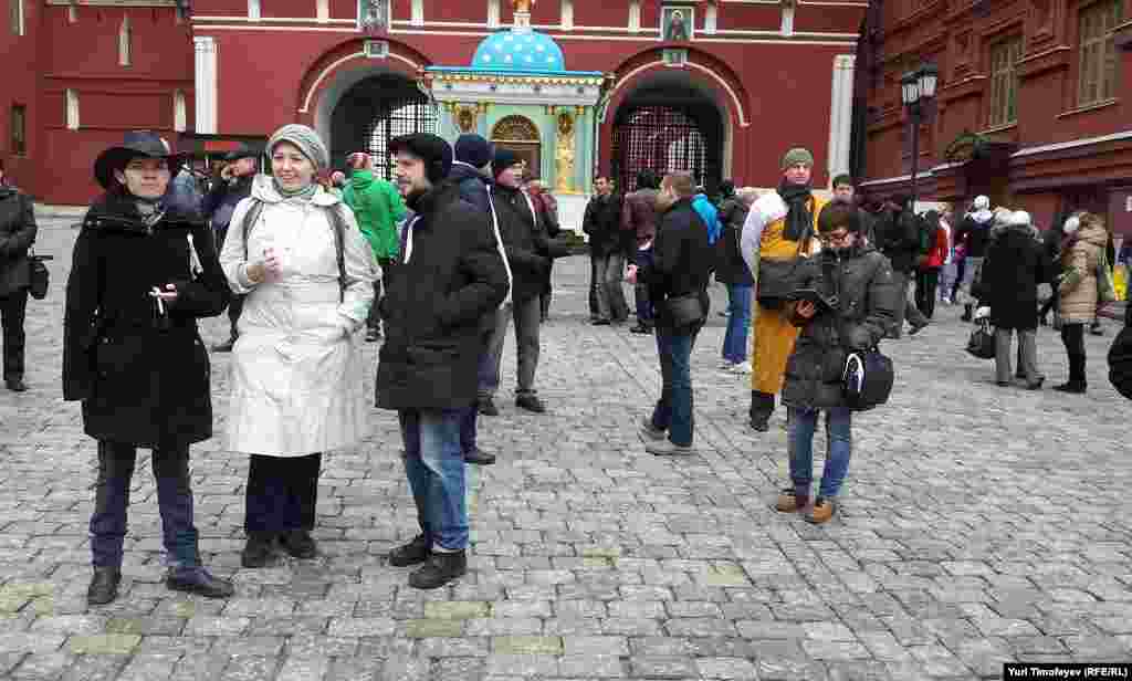 Красная площадь закрыта. &quot;Белые ленты&quot; гуляют у Иверских ворот