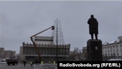 На главной площади Луганска устанавливают новогоднюю елку