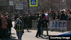 Челябинск, одно из задержаний участников акции "Он нам не царь", 5 мая 2018. Фото: Георгий Лисицкий