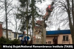 Польша. Во время сноса памятника Советской армии в городе Сельдце, в 90 километрах к востоку от Варшавы, на фоне масштабного вторжения России в Украину, 20 апреля 2022 года