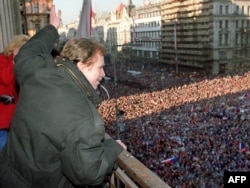 Вацлав Гавел выступает перед участниками митинга на Вацлавской площади в Праге, 10 декабря 1989 года