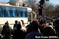 Митингующие не дали сотрудникам милиции, прибывшим на место событий, выйти из автобуса