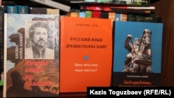 Хасен Қожахметтің баспадан 2000 жылы шыққан, 1972 және 1998 жылы шығарған әндері, өлеңдері және мақалалары топтастырылған «Ереуіл атқа ер салмай...» атты және кейінгі жылдары шыққан басқа да кітаптары.