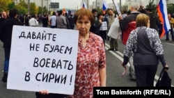 Участница оппозиционной акции в Москве