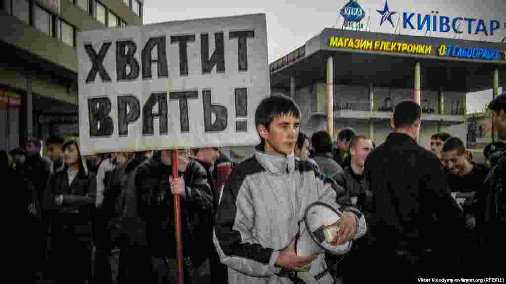 Митинг должен был пройти&nbsp; в центре Симферополя на территории перед ТЦ &laquo;Пассаж&raquo;. Здесь с экрана на фасаде здания планировалось транслировать выступление президента Украины Виктора Ющенко из Киева. Однако ранее это место заняли около 100 сторонников Компартии Украины в Крыму, а также представители организаций &laquo;Союз советских офицеров Крыма&raquo; и &laquo;Крымские комсомольцы&raquo;. Они принесли с собой мегафон и плакат с надписью &laquo;Хватит врать!&raquo;. Противники митинга заявили, что не дадут его провести, пока закладной камень не возвратят на место