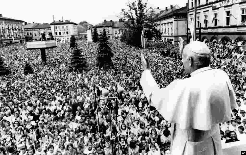 Июнь 1979 года. Папа Иоанн Павел II совершает визит в свою родную страну &ndash; Польшу. Его приветствуют миллионы людей. Папа избегает прямой критики коммунистических правителей Польши, но в своих проповедях говорит о &quot;неотъемлемых&quot; правах граждан, укрепляя дух недовольных режимом. Через несколько месяцев в Гданьске был основан антикоммунистический профсоюз &quot;Солидарность&quot;, в который за год вступили около 10 миллионов человек. &nbsp;