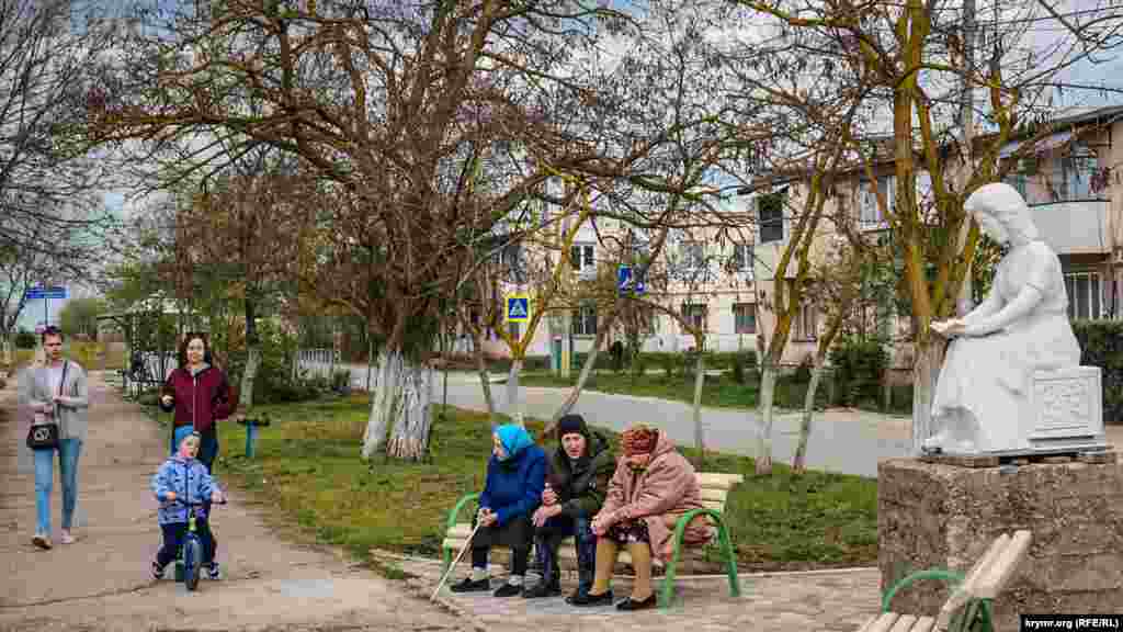 Севернее села находится Ойбурское соленое озеро, а южнее &ndash; Аджибайчикское. В советские времена местный совхоз &laquo;Авангард&raquo; специализировался на выращивании овощей, винограда, кроликов и даже хлопка, рассказывают его бывшие работники. Сейчас же люди трудятся в основном в сфере сезонного курортного бизнеса. Прогулка по Штормовому &ndash; здесь