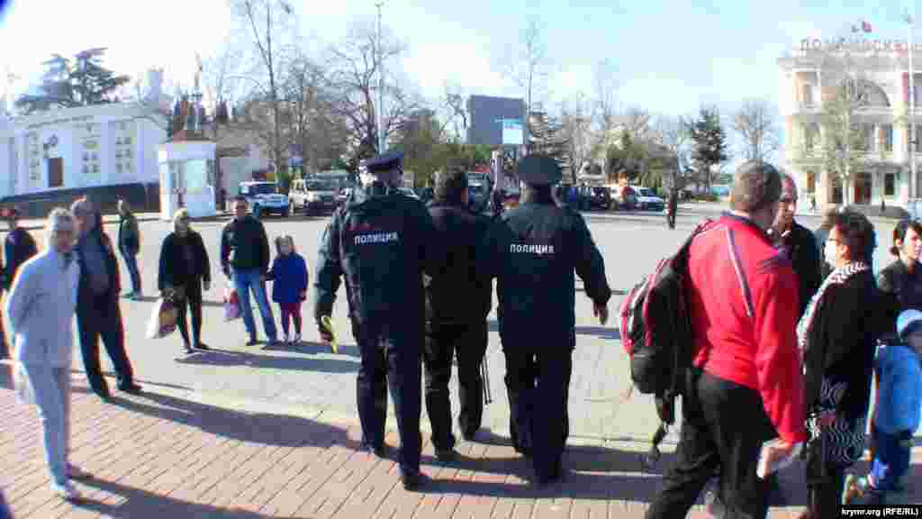 В Севастополе полиция разогнала митинг против беззакония местных властей, 15 апреля 2015 года