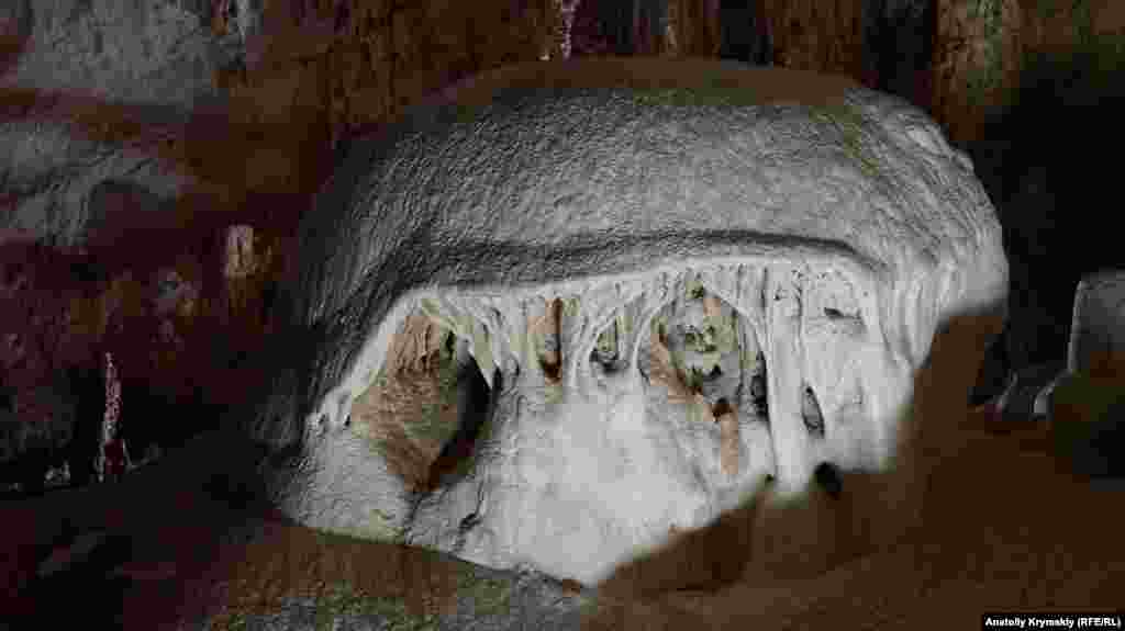 Огромный сталагмит, который получил название &laquo;Шапка Мономаха&raquo;