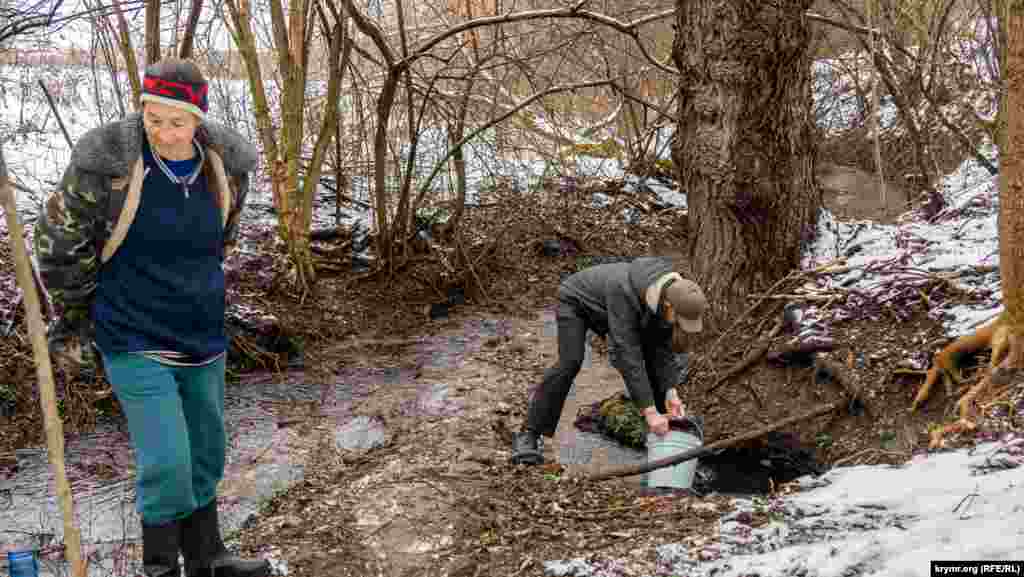 Люди набирают воду из источника у ручья Чешмеджи